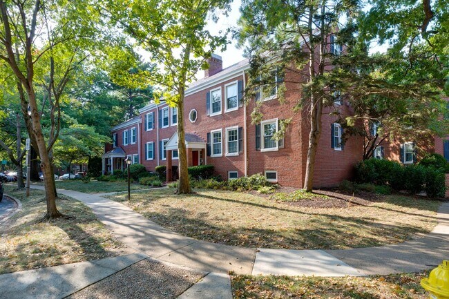 Building Photo - Gorgeous End Unit 2 Bedroom 2 Bath Near Sh...
