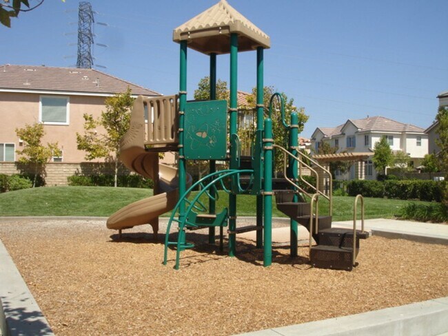 Building Photo - 3-Bedroom Townhome with Community Pool & S...