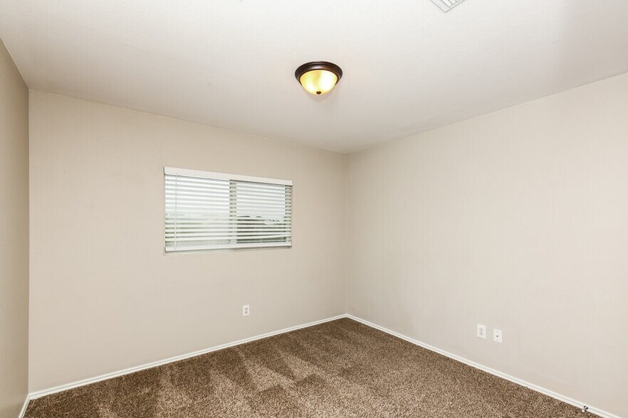 Building Photo - 205 Cres Ridge Dr