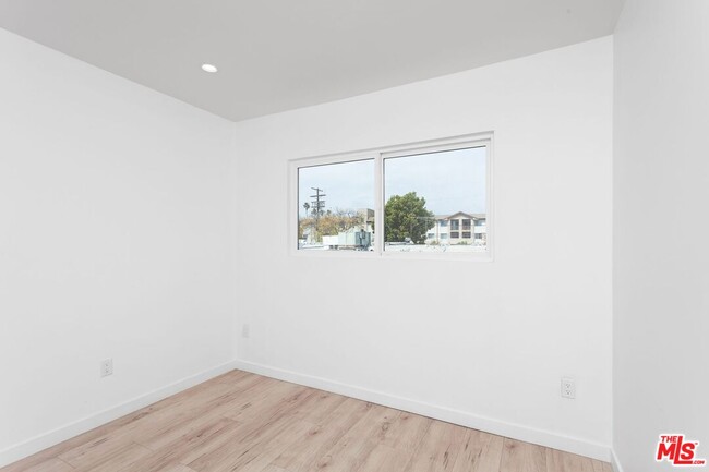 Building Photo - 1319 S St Andrews Pl