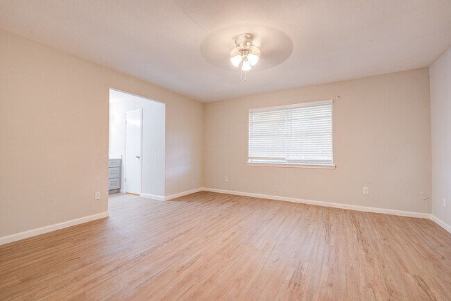 Building Photo - 2035 Deerhurst Ln