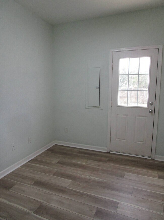 Building Photo - 6111 Shorewood Wy