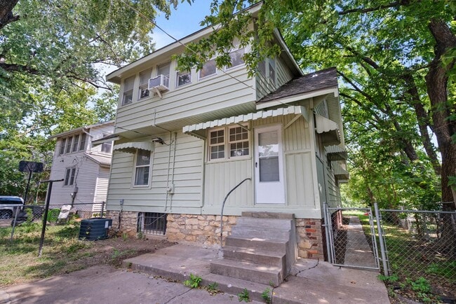 Building Photo - 631 SW Lindenwood Ave