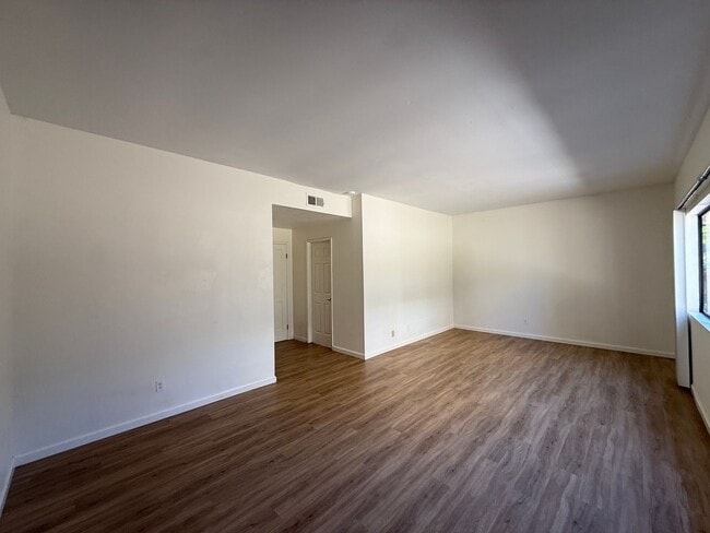Building Photo - Located in Bauer Estates Near The Country ...