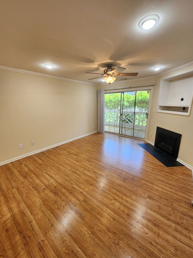 Building Photo - Chapel Hill / Bradford Place Condo AVAILABLE