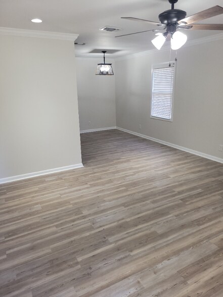 Building Photo - 3567 Kingsview Dr