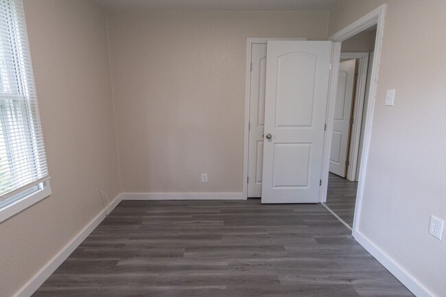 Building Photo - Remodeled 3 Bed 1 Bath Home