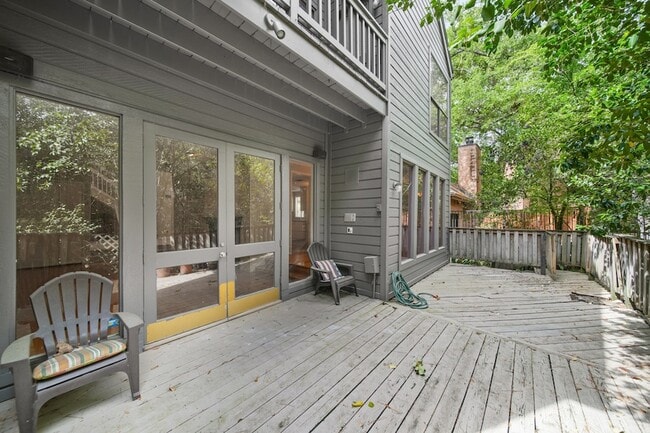 Building Photo - 130 Sugar Berry Cir