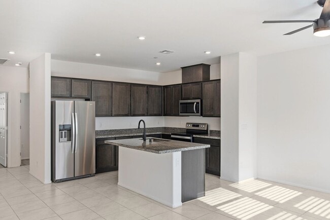 Building Photo - LIKE NEW 3 BEDROOM TOWNHOME