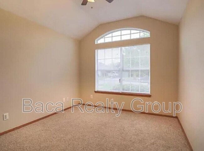 Building Photo - 6000 SE 86th St