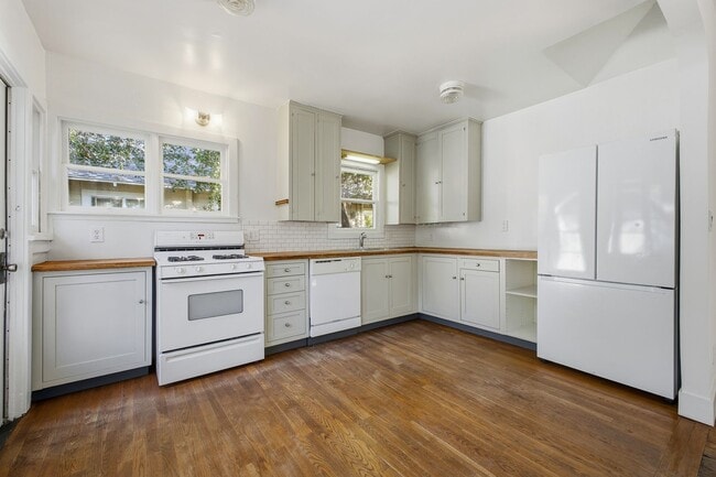 Building Photo - Charming 2-Bedroom Home with Private Yard