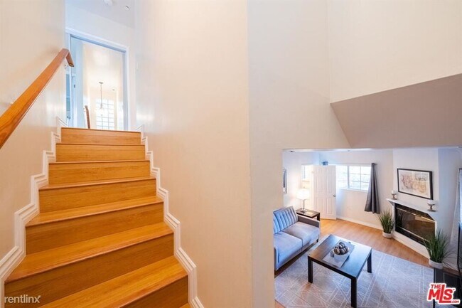 Building Photo - 2 br, 2 bath House - 8968 Wonderland Ave # 1