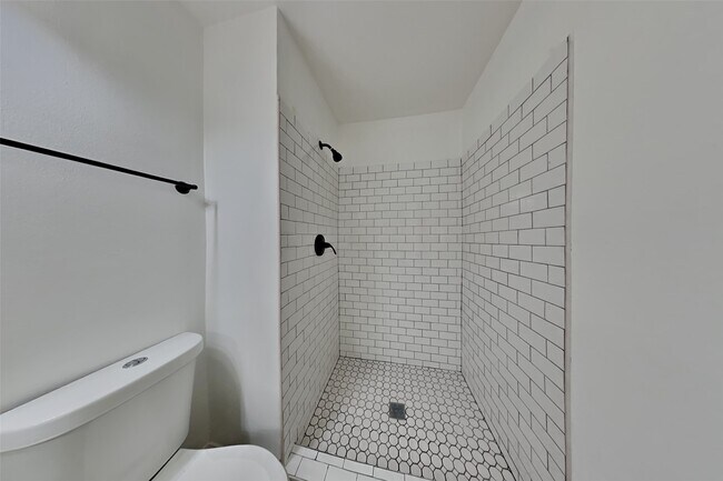 Building Photo - 2137 Parkdale Dr