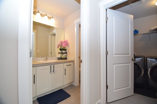 Building Photo - 1690 S Quartz Dr