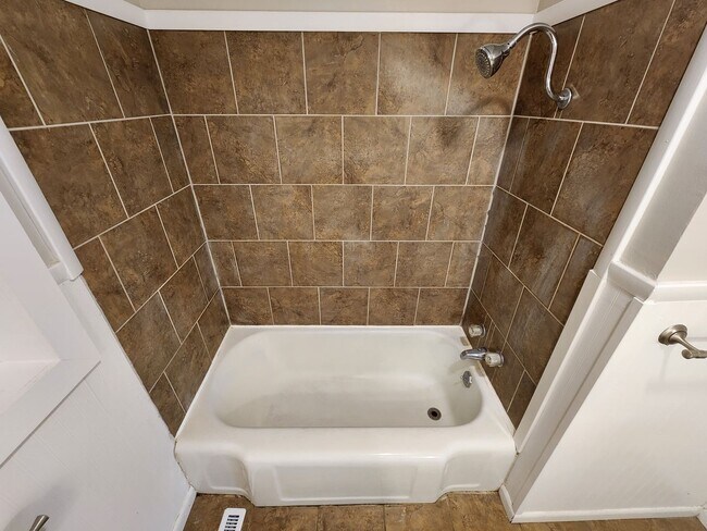 Building Photo - Spacious 3-Bedroom, 1-Bathroom Home AVAILABLE NOW!!