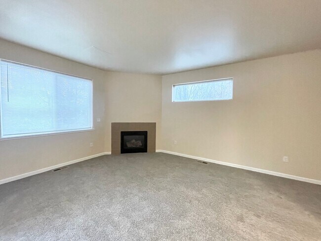 Building Photo - BEAUTIFUL TOWNHOME LOCATED IN REDMOND!