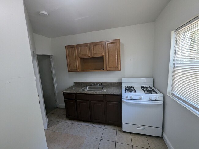 Building Photo - Lovely Home - North Philadelphia
