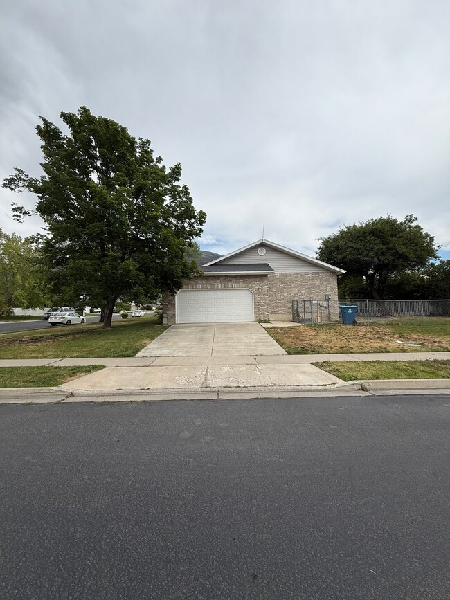 Building Photo - 938 E 1420 N
