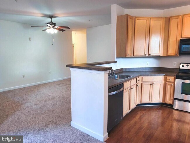 Building Photo - 42492 Mayflower Terrace