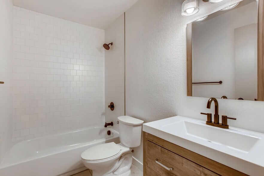 Building Photo - 225 E 8th Ave