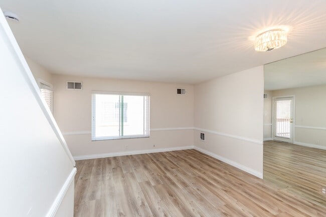 Building Photo - Upgraded 1 Bed 1 Bath 2 Story Townhome in ...