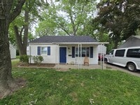 Building Photo - Centrally Located 2-Bed Home with Garage &...
