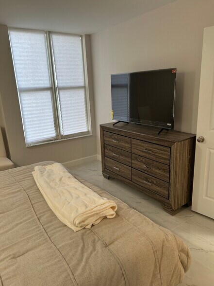 Building Photo - 1391 S Ocean Blvd