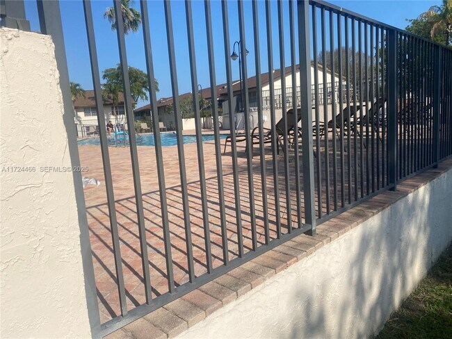 Building Photo - 335 W Laurel Dr