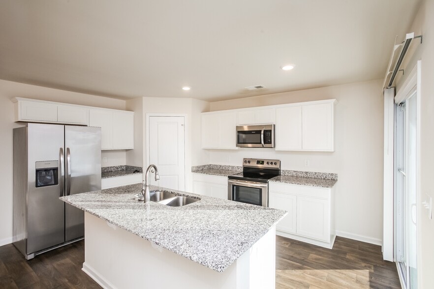 Building Photo - 1217 Lakeshore Dr