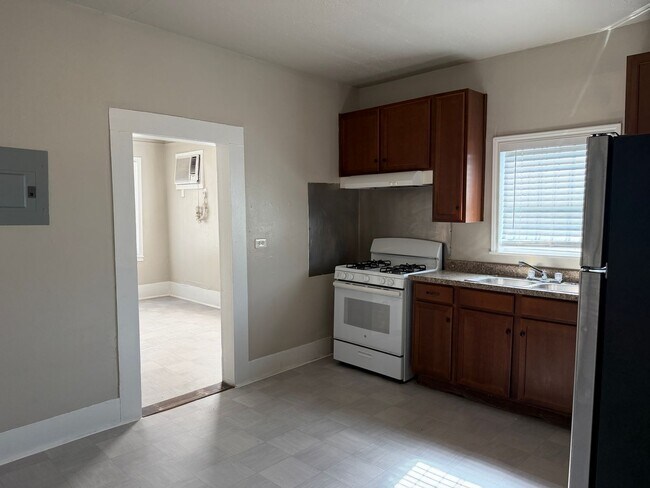 Building Photo - Single Story 2-Bedroom Home Ready for Move In!