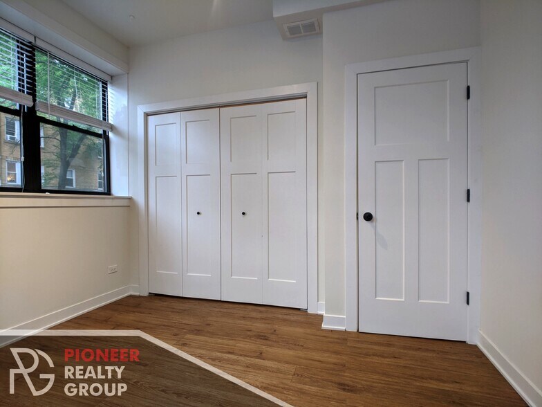 Building Photo - 2207 W Eastwood Ave