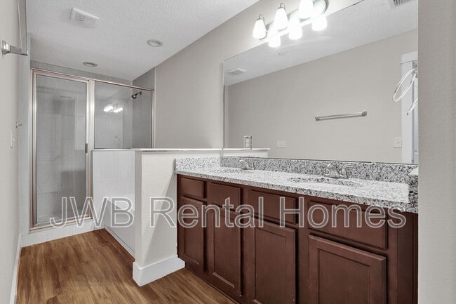 Building Photo - 834 4th Ave S