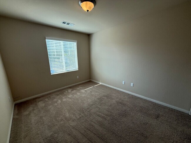 Building Photo - 3-Bedroom in the Desirable University Park Gated Community with solar!