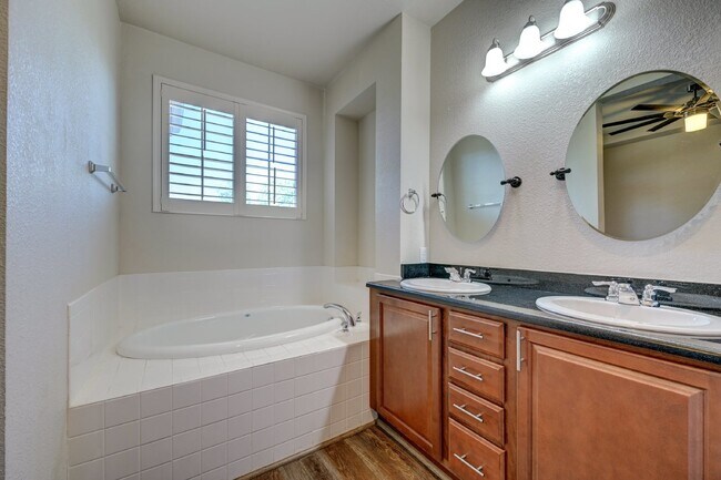 Building Photo - $2,750 - 2 Bed, 2.5 Bath Condo in Centenni...