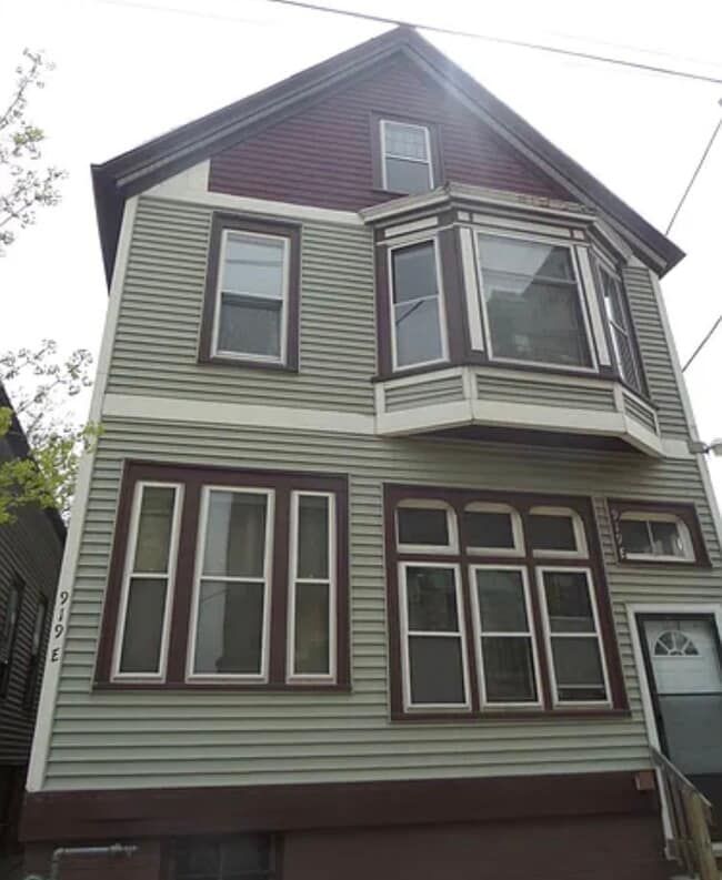 Building Photo - 919 E Clarke St