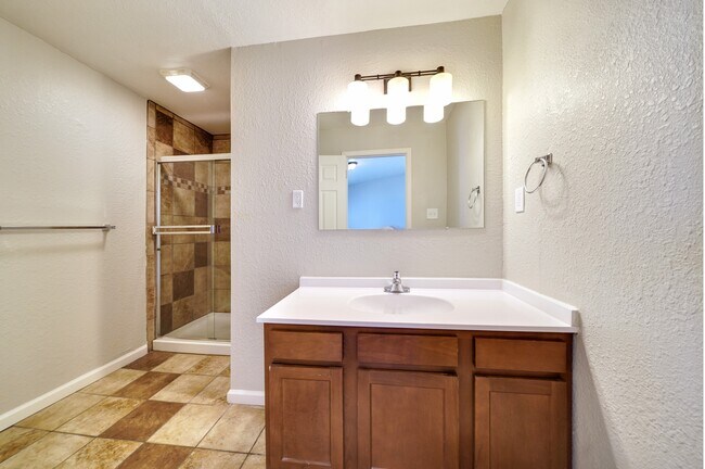 Building Photo - 318 Maplewood Dr
