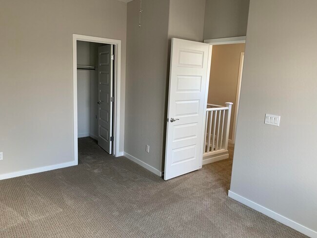 Building Photo - 715 N Sparrow Dr