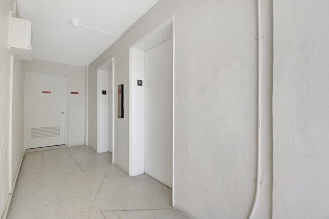 Building Photo - 2555 NE 11th St