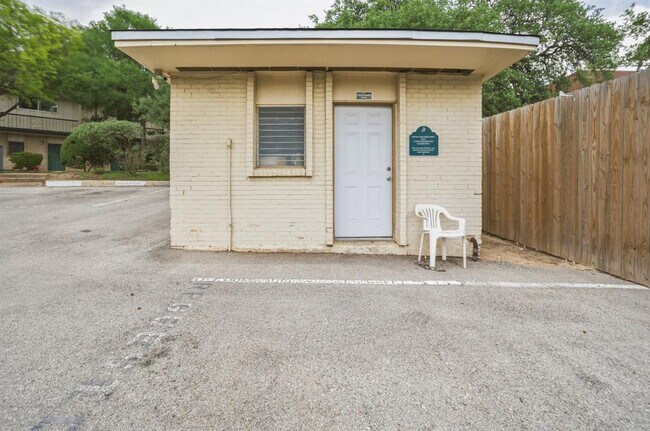 Building Photo - 5332 Balcones Dr