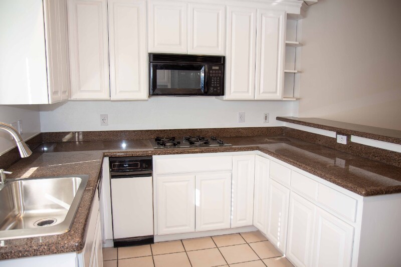 Building Photo - 627 N Sweetzer Ave