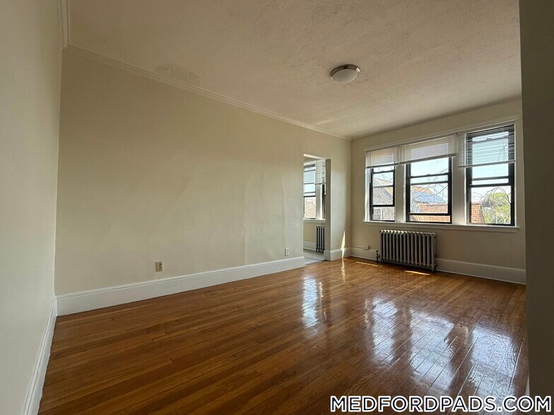 Building Photo - 53 Fellsway W