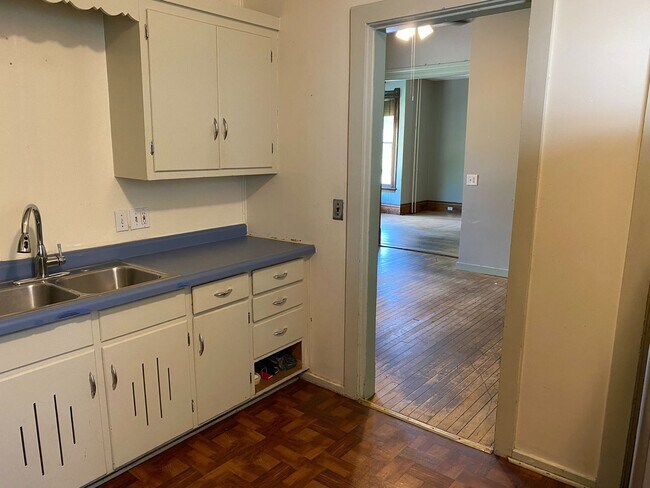 Building Photo - In the Heart of Dinkytown - Amazing 6 bedroom Victorian Rental Home,  Fall 2026!