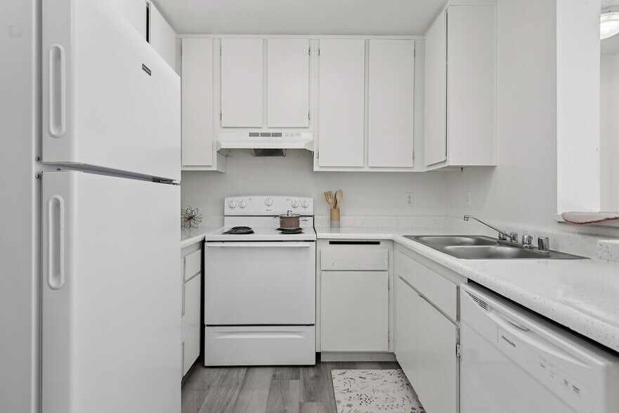 Building Photo - Tropicana Royale