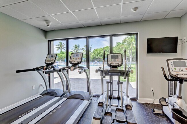 Building Photo - 145 S Ocean Ave