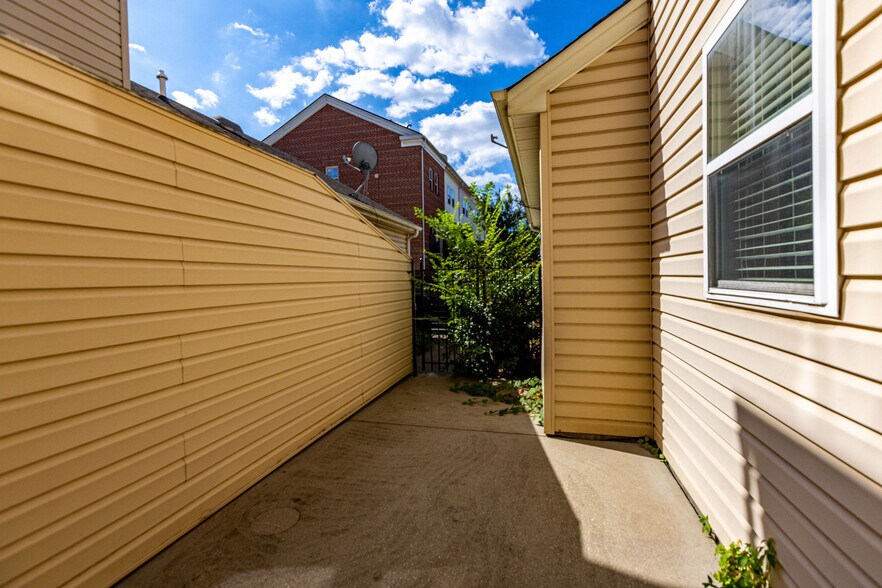 Building Photo - 1441 Laurel Park Dr