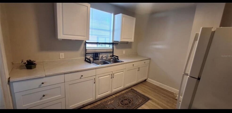 Building Photo - 821 Newton Ave S