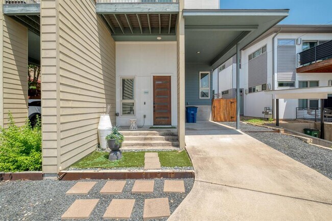 Building Photo - 2800 Crest Ave