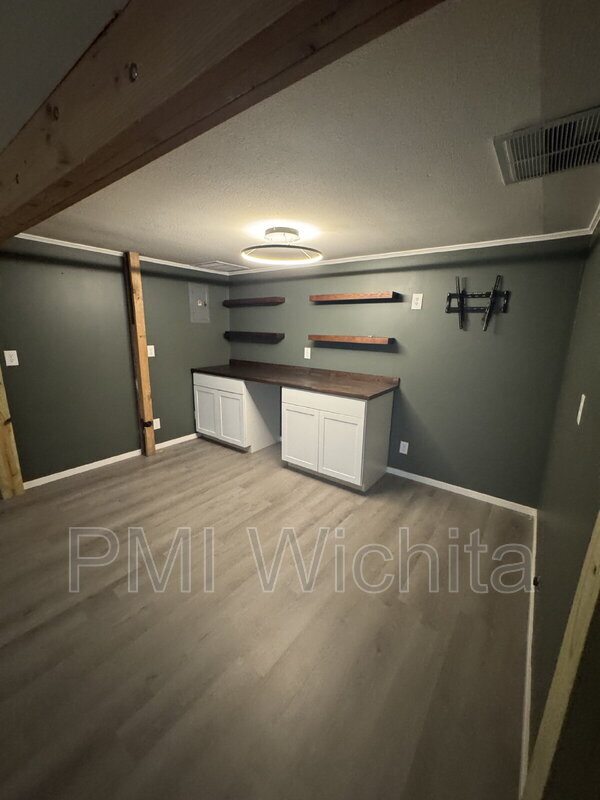 Building Photo - 840 N Waddington Ave