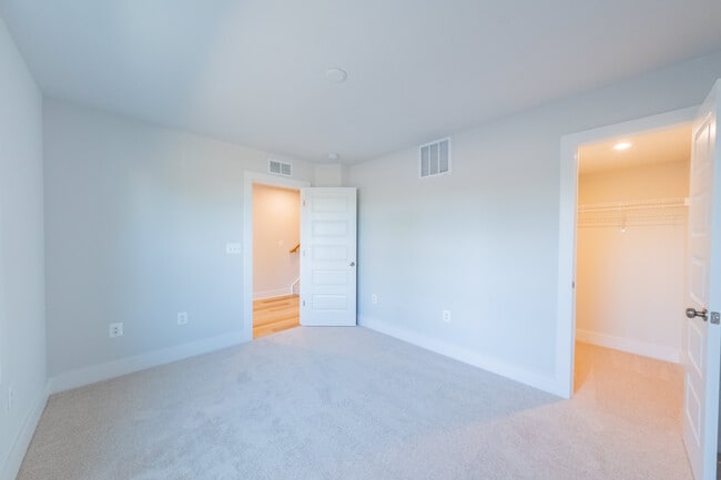 Building Photo - 10118 Virginia Blvd