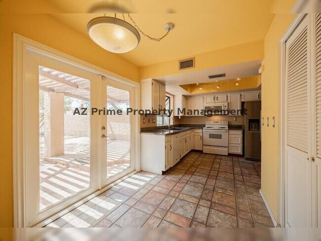 Building Photo - 1650 N Ventura Ln